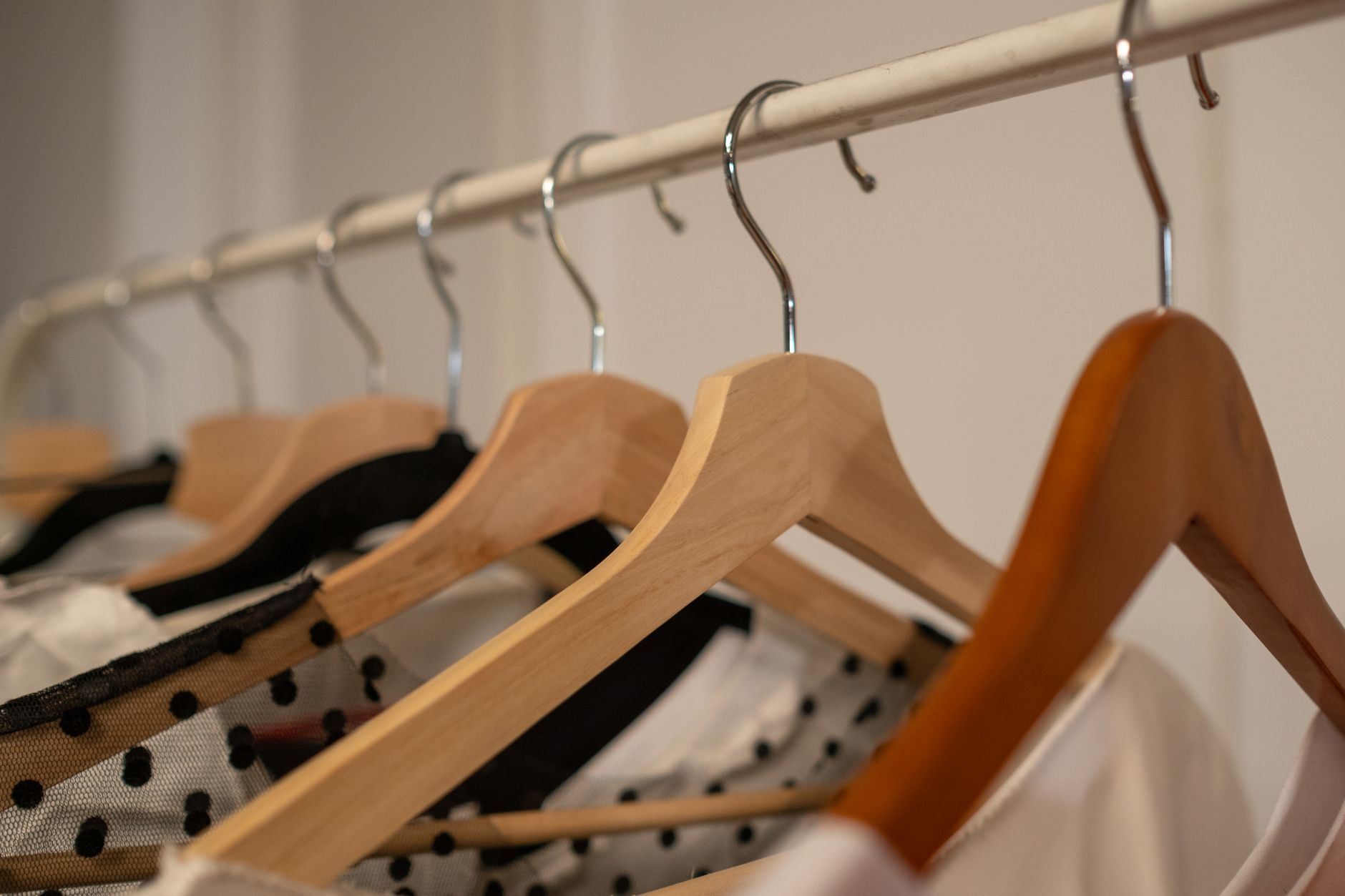 Vêtements sur des cintres en bois dans une penderie