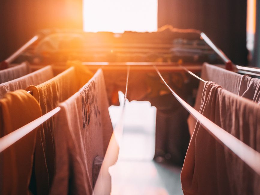 Linge en train de sécher à l'intérieur près d'une fenêtre