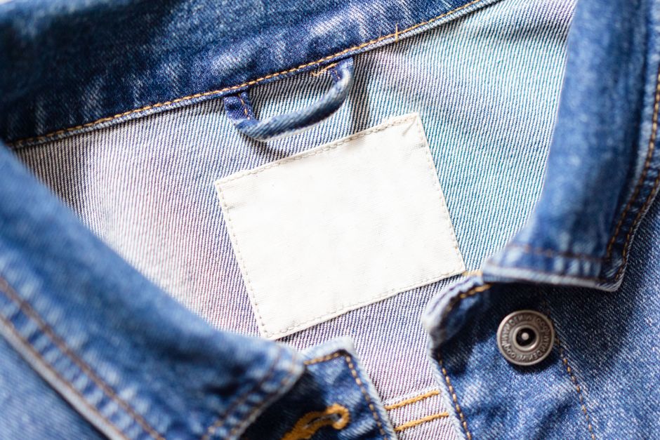 Col de veste en denim avec son étiquette d'entretien