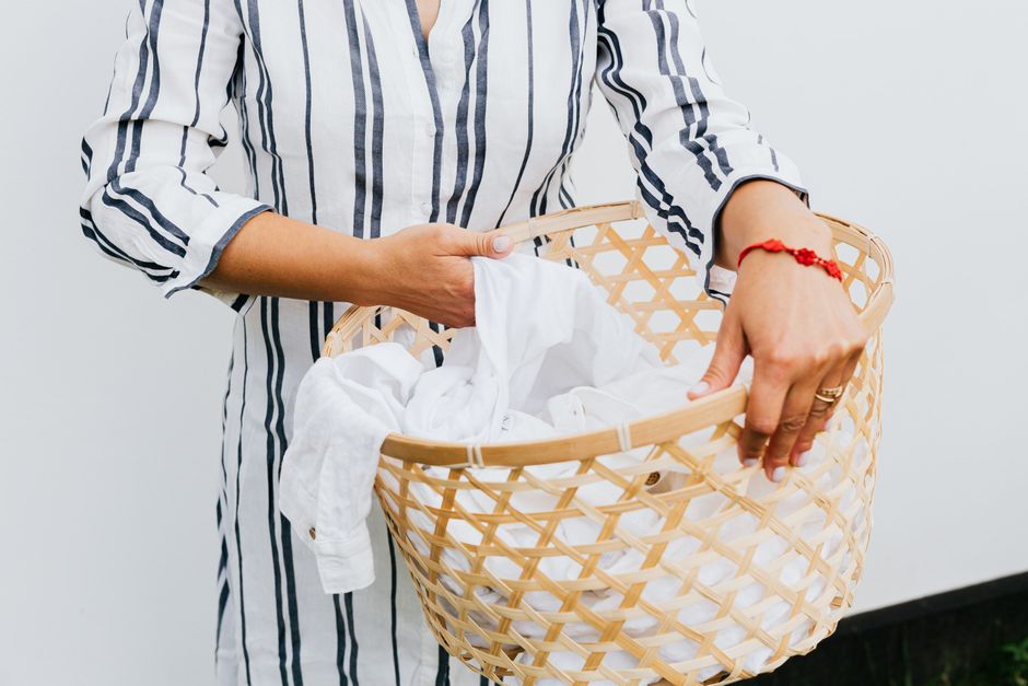 Panier à linge en osier rempli de linge blanc