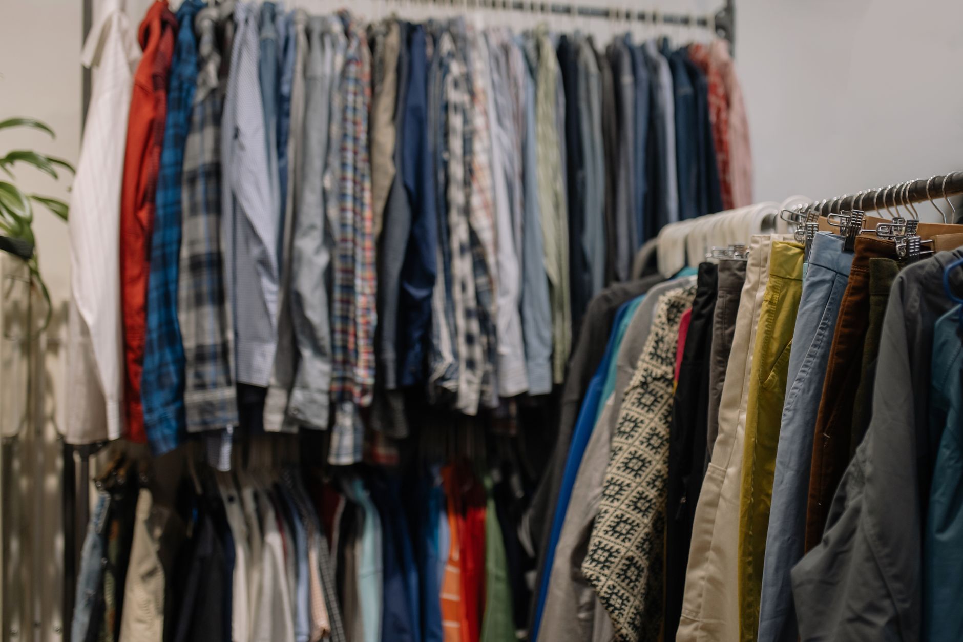 Portants de vêtements dans une boutique de seconde main