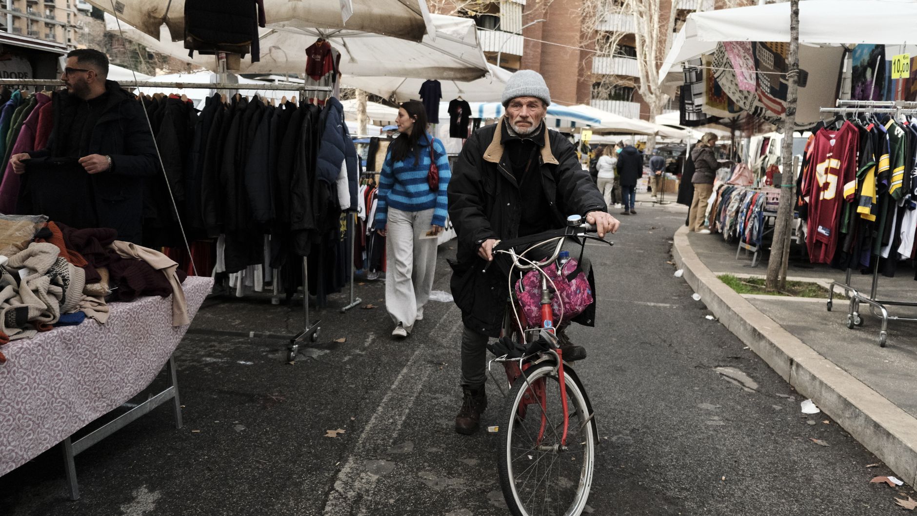 Étals de vêtements dans un marché en plein air