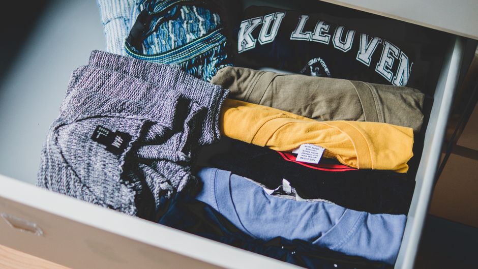Vêtements pliés et rangés dans un tiroir ouvert