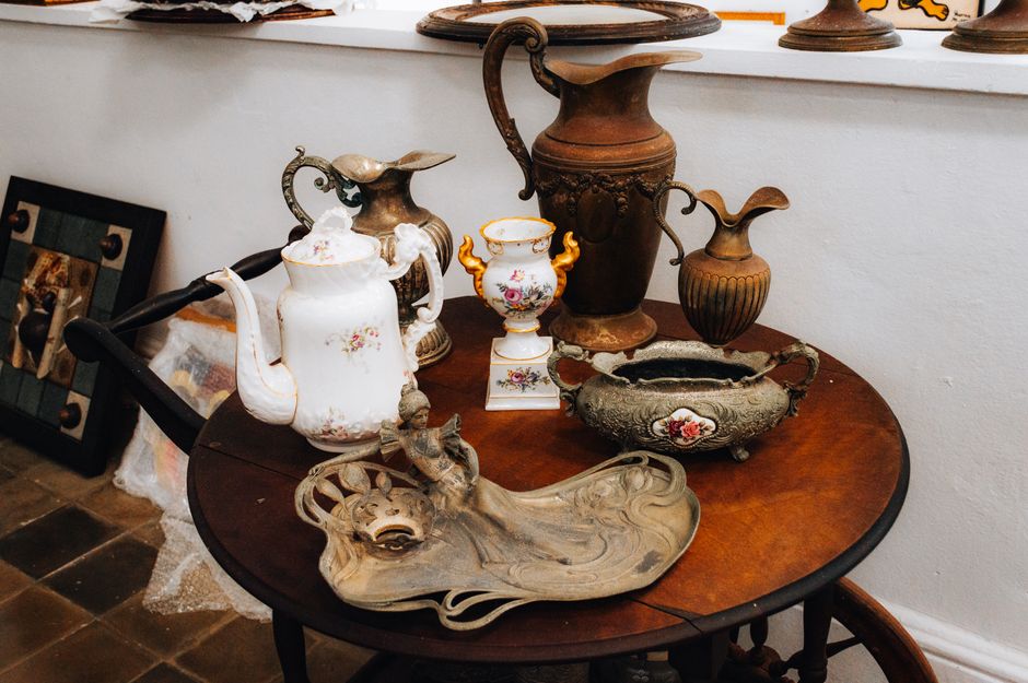 Objets anciens posés sur une table de brocante