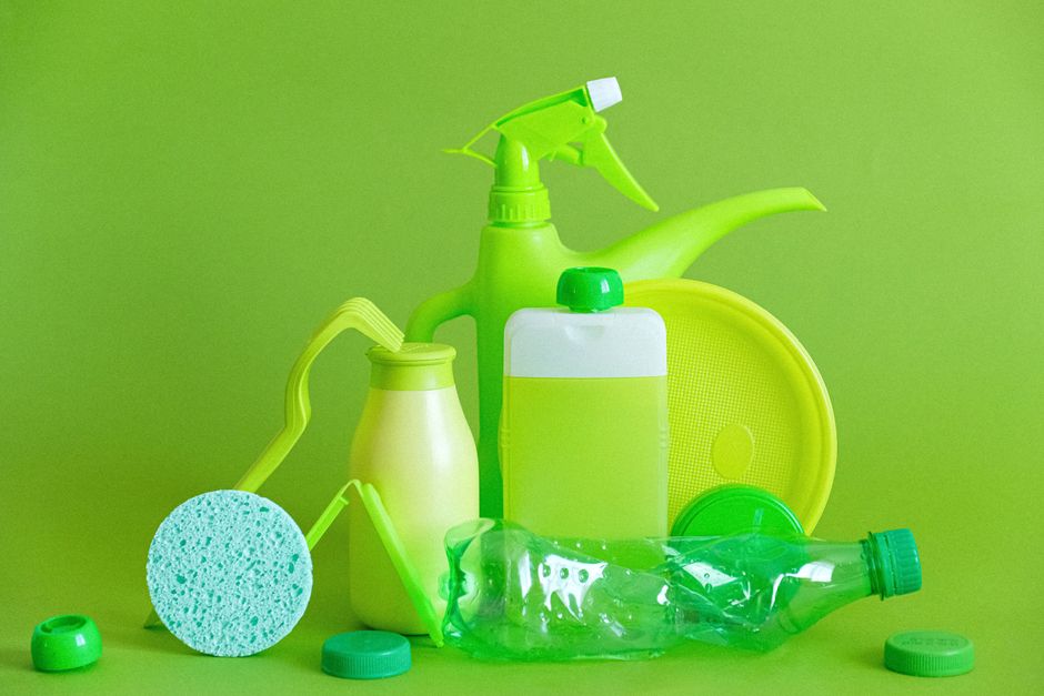 Produits d'entretien aux emballages verts alignés