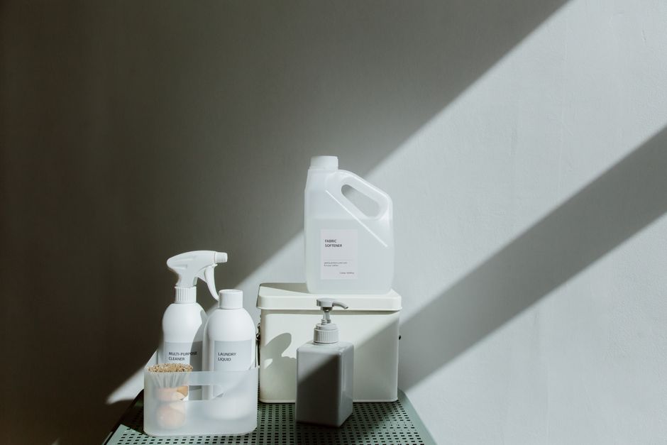 Flacons de produits ménagers posés sur un plan de travail