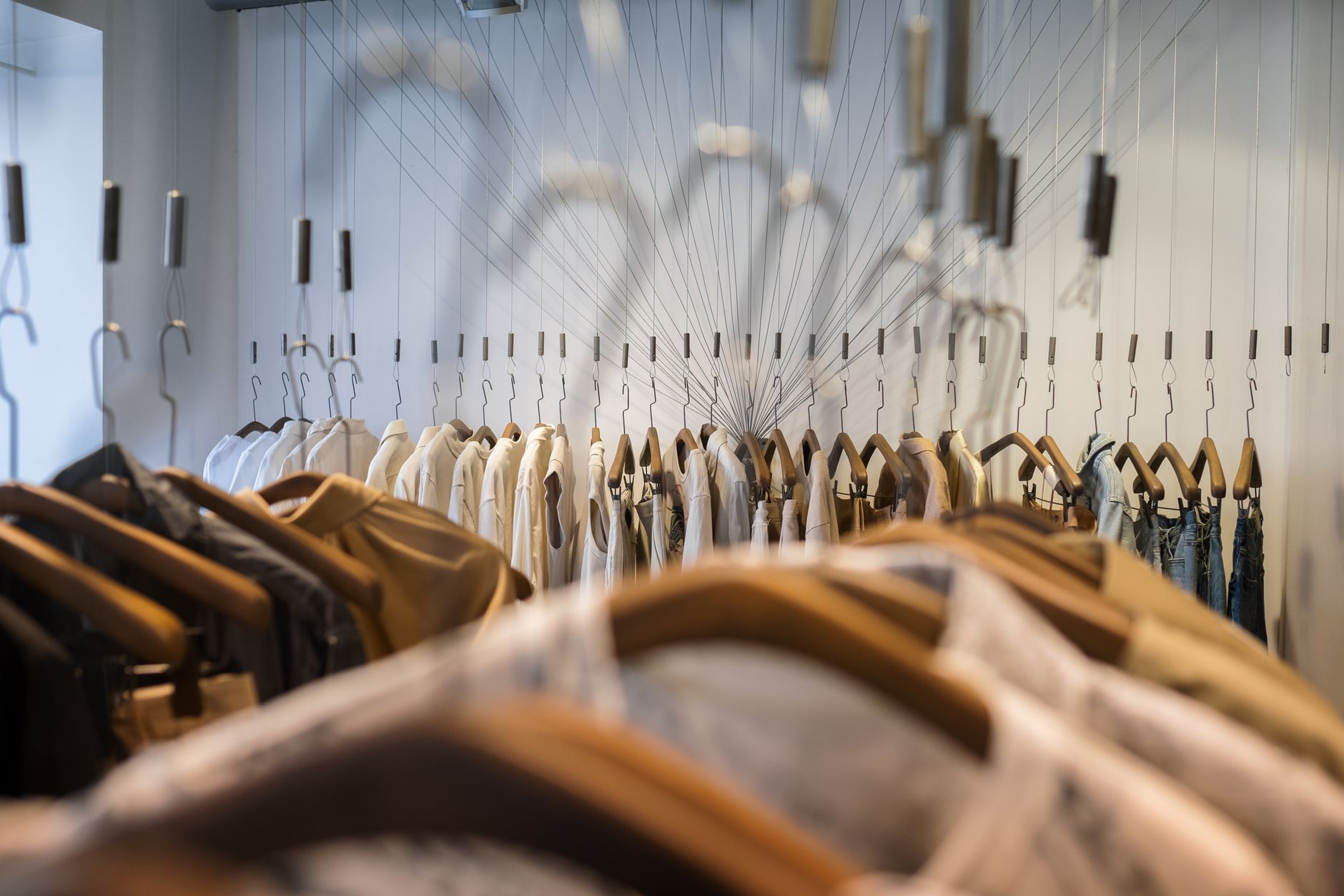 Vêtements rangés sur des cintres dans une boutique de dépôt-vente