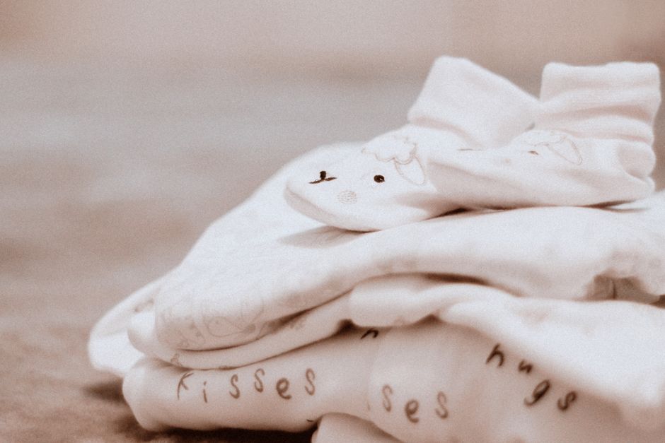 Vêtements de bébé blancs à motifs posés à plat