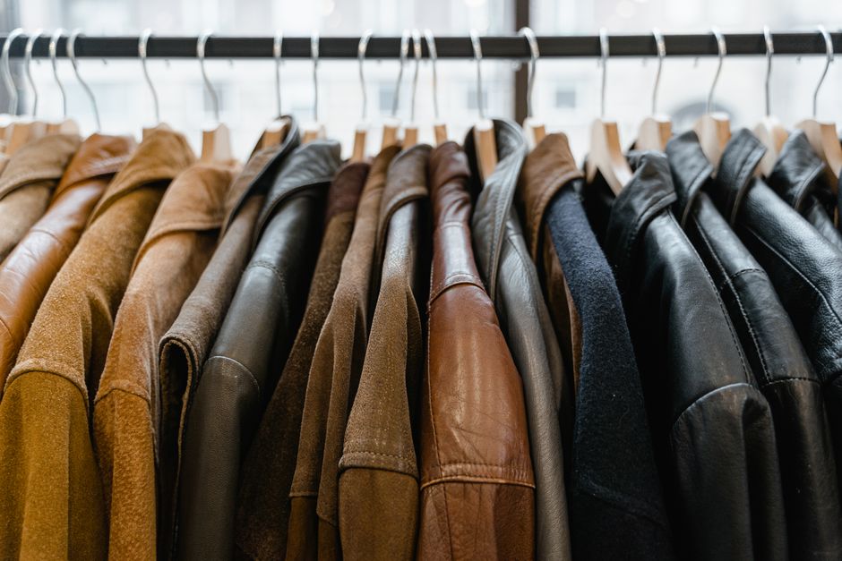 Vestes accrochées sur un portant de boutique